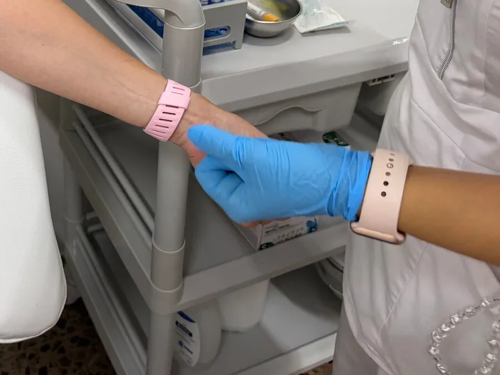 Anàlisi de beta-hCG. Mans amb guants que acompanyen un braç abans de l’extracció.